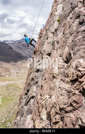 Eine Person Abseilen in die erstaunliche Berg Wände der Cajon del Arenas (Arenas Tal) auf einer steilen Wand "Pared de Jabbah' (jabbah Wand) Stockfoto