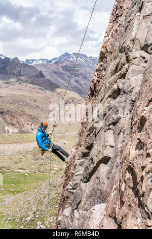 Eine Person Abseilen in die erstaunliche Berg Wände der Cajon del Arenas (Arenas Tal) auf einer steilen Wand "Pared de Jabbah' (jabbah Wand) Stockfoto