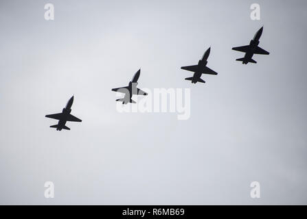 Eine Bildung von vier 2 Fighter Squadron T-38 Talons fliegen in Formation über die Start- und Landebahn am Eglin Air Force Base, Fla., Nov. 30. Die sieben Talons hier ankam, Ihr Zuhause auf Zeit als Teil einer Mission, der von der Air Force als Hurrikan Michael Wiederaufnahme Bemühungen weiterhin auf Tyndall. Die 2. FS ist eine von zwei T-38 Talon Widersacher Geschwader. Sie bieten Luft-zu-Luft-Bedrohung, um die Replikation zu F-22 Raptor bekämpfen und formale Ausbildung Staffeln unterstützen. Die Staffel unterhält auch Bereitschaft weltweit Kampfhandlungen zu ergänzen. (U.S. Air Force Foto/Ilka Cole) Stockfoto