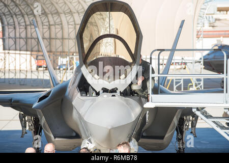 Staatssekretär für Verteidigung Gavin Williamson CBE (Commander der am meisten ausgezeichnete Ordnung des britischen Reiches) sitzt im Cockpit einer F-35 Lightning II. Bei einem Besuch in der Royal Air Force 17 Squadron Dez. 2. Die Staffel ist Teil der F-35 Joint Operational Test Team auf der Edwards Air Force Base. (U.S. Air Force Foto von Kyle Larson) Stockfoto