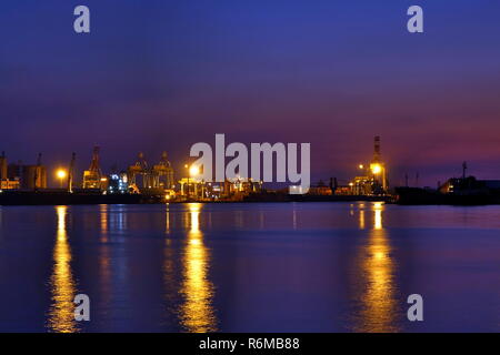 Schöne Aussicht von Kaohsiung Port kurz nach Sonnenuntergang Stockfoto