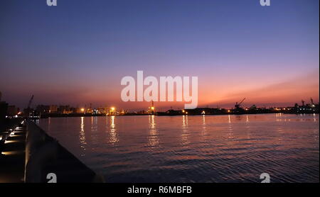 Schöne Aussicht von Kaohsiung Port kurz nach Sonnenuntergang Stockfoto