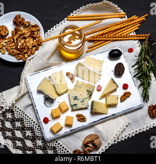 Kleine Stücke von Brie Käse, Roquefort, camember Stockfoto