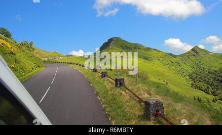 Fahren auf der Straße in Puy Mary, vulkanische französischen Berge Stockfoto