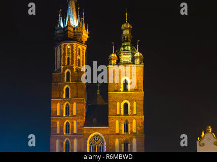 Krakauer Altstadt bei Nacht St.-Marien Kirche in der Nacht. Krakau Polen. Stockfoto