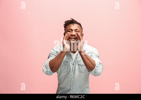 Auf rosa junge afro-amerikanischer Mann schrie Studio isoliert Stockfoto