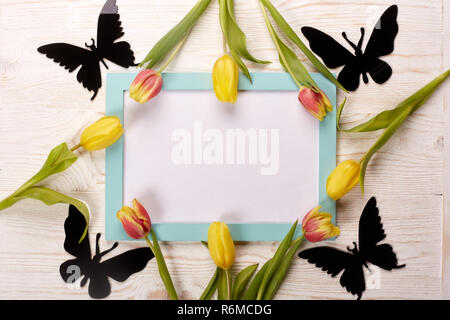 Leeres Blatt, Schmetterlinge und Tulpen. Stockfoto