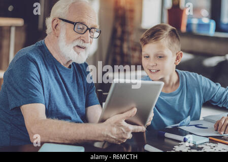 Positiv erfreut Rentner Zeit mit Enkel Stockfoto