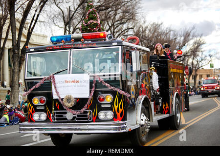 Prescott, Arizona, USA - Dezember 1, 2018: Central Arizona firetruck dekoriert mit Weihnachtsschmuck in der Christmas Parade Teilnahme an Dow Stockfoto