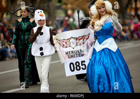 Prescott, Arizona, USA - Dezember 1, 2018: Weiblich super Helden in der Christmas Parade Stockfoto