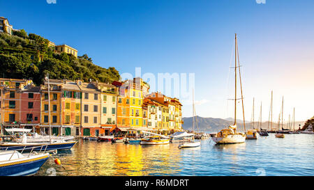 Schöne Küste mit bunten Häusern in Portofino, Italien Stockfoto