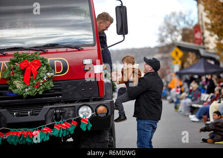 Prescott, Arizona, USA - Dezember 1, 2018: Feuerwehrmann erreichen Hände mit Jungen zu schütteln Stockfoto