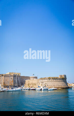 Gallipoli, Italien - historische Zentrum Ansicht vom Meer Stockfoto