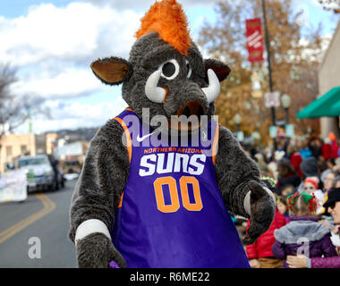 Prescott, Arizona, USA - Dezember 1, 2018: Mann mit einem Stier Kostüm mit einem Northern Arizona Sonnen basketball Uniform, während in der Weihnachtszeit marschieren Stockfoto