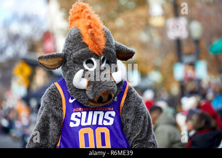 Prescott, Arizona, USA - Dezember 1, 2018: Der Mensch im Bull Kostüm mit Northern Arizona Sonnen Uniform in der Christmas Parade Stockfoto