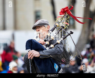 Prescott, Arizona, USA - Dezember 1, 2018: Mann spielt Dudelsack an der Christmas Parade in der Innenstadt von Prescott Stockfoto