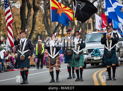 Prescott, Arizona, USA - Dezember 1, 2018: Schottische militärische Organisation der Teilnahme an der Christmas Parade in der Innenstadt von Prescott Stockfoto