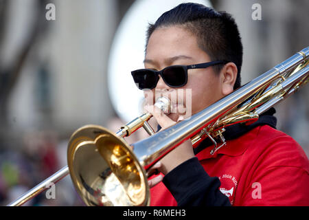 Prescott, Arizona, USA - Dezember 1, 2018: Student von Mile High Middle School Band spielen auf der Posaune, während in der Christmas Parade marschiert Stockfoto