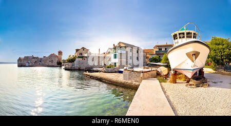 Kastel Gomilica waterfront Panoramaaussicht Stockfoto