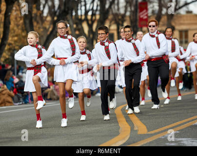 Prescott, Arizona, USA - Dezember 1, 2018: Junge Tänzer in der Christmas Parade marschiert auf Cortez St. Tippen Stockfoto