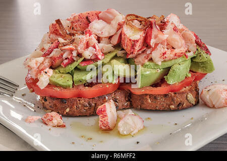 Avocado Toaste mit übrig gebliebenem Karabinerverschluss Fleisch Stockfoto