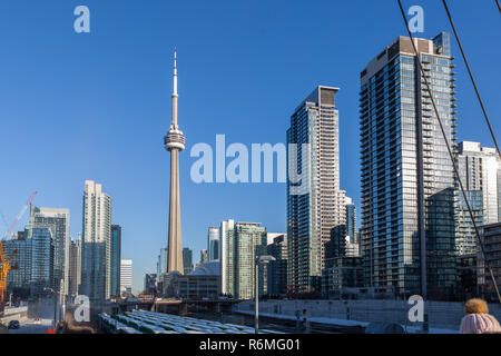 Toronto, Kanada - 4. Dezember 2018. Blick auf die Straßen von Toronto mit dem CN Tower, einem 553.3 m - hohe konkrete Kommunikation und Aussichtsturm lo Stockfoto