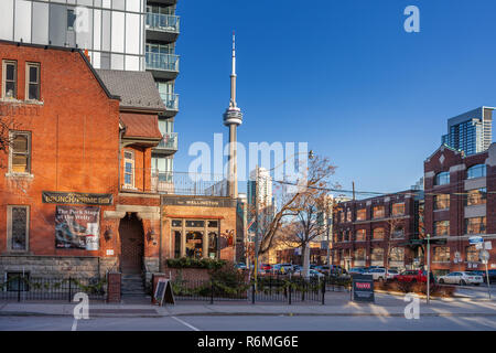 Toronto, Kanada - 4. Dezember 2018 - Bunte Toronto Straßen mit Menge und den öffentlichen Verkehr im Herbst und frühen Winter Stockfoto