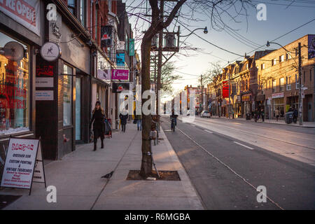 Toronto, Kanada - 4. Dezember 2018 - Bunte Toronto Straßen mit Menge und den öffentlichen Verkehr im Herbst und frühen Winter Stockfoto