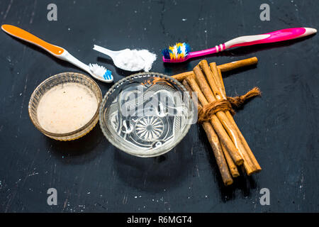 In der Nähe der besten und vertrauenswürdige Haupthilfsmittel für Zahnprobleme und gelbe Zähne, d. h. Backpulver mit Wasser und normale Zahnbürste es täglich dreimal. Stockfoto