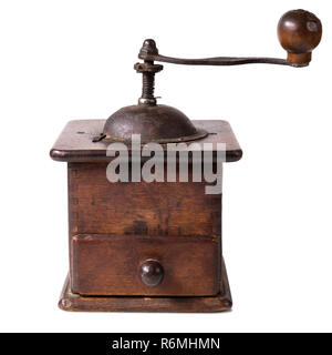 Alten hölzernen Kaffeemühle mit geschlossenem Schubfach. Auf weißem Hintergrund, mit Freistellungspfaden. Stockfoto