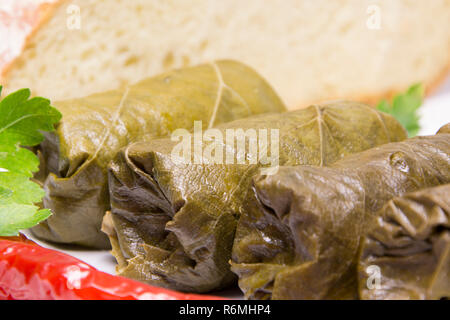 Weinblätter rollen. Sarmale, Dolma, dolmades, Sarma, golubtsy oder golabki. Stockfoto