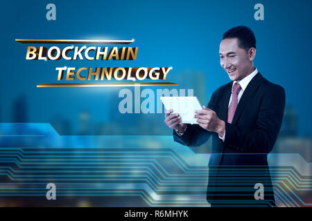 Schöne asiatische Geschäftsmann Holding digital Tablet Stockfoto