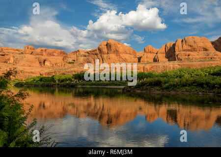 Colorado River bei Sonnenuntergang mit beleuchteten Berge im Hintergrund in den Fluss wider. In der Nähe von ut-279/Kali- Straße, Utah, USA Stockfoto