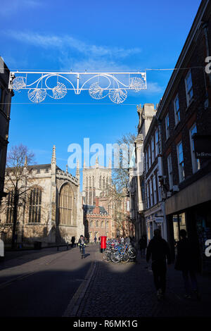 Straße Weihnachten (Xmas) Dekorationen über Trinity Street, Cambridge, England. Stockfoto