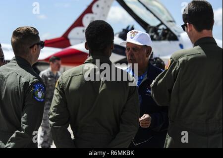 Pensionierte Maj. Paul Lasen trifft sich mit Air Force Academy Klasse von 2020 Peterson Air Force Base, Colorado, 22. Mai 2017. Lasen, den ältesten lebenden Akademieabsolvent und er flog mit der Air Force Thunderbirds über Kolorado am 22. Mai 2017. Stockfoto