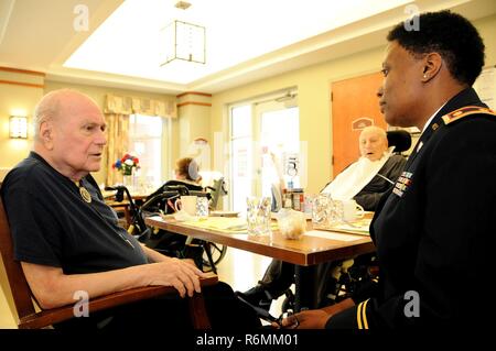 Major Angela Reed-Johnson, strategische Operationen Chef für die Direktion Human Resources für die US Army Reserve 99. Regional Support Command am Joint Base McGuire-Dix-Lakehurst, New Jersey, Besuche 26.Mai mit Frank Gross, ein Korea-Krieg-Veteran, der Veterans Memorial Zuhause in Vineland, New Jersey.  Gross war der 99. RSC Essen gehen am 12. Mai, eine Veranstaltung zu dem Dutzende von Bewohnern aus dem Hause eingeladen waren. Stockfoto