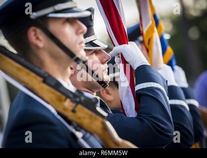Senior Airman Aaron Lawlor, ein 96 Test Wing Ehrengarde Mitglied, hält die amerikanische Flagge vor der Nationalhymne auf der 32. jährlichen Gate zu Gate in Eglin Air Force Base, Fla., am 27. Mai. Mehr als 900 Menschen an der diesjährigen Veranstaltung teilgenommen. Stockfoto