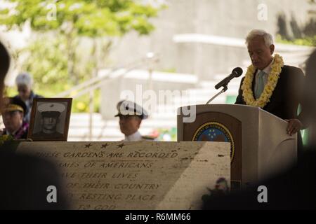 Bürgermeister Kirk Caldwell spricht über US Marine Cpl. Larry L. Maxam während der 68Th Memorial Day Zeremonie an der Nationalen Gedenkstätte Friedhof der Pazifik, Hawaii, 29. Mai 2017. Caldwell ist der Bürgermeister von Honolulu, Hawaii, und Maxam Erhielt die Ehrenmedaille der posthum für seine Handlungen während des Vietnam Krieges. Die cermony abgehalten wurde zu Ehren und Militärdienst Mitglieder, die das ultimative Opfer, einschließlich Personal, die als Kriegsgefangene gehalten wurden, die Verteidigung der Freiheit in der ganzen Welt gemacht haben. Stockfoto