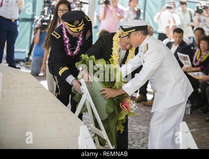 ONOLULU (29. Mai 2017) - Maj. Gen. Arthur Logan, Links, Adjutant General von Hawaii, Bürgermeister von Honolulu Kirk Caldwell, und Adm. Harry Harris, Kommandeur der US Pacific Command, legen einen Kranz gefallen Veteranen während der 68. jährlichen Gedenktag für die Zeremonie an der Nationalen Gedenkstätte Friedhof des Pazifik zu ehren. Aktiv - militärische Aufgabe, Veteranen, Regierungsbeamte, Gemeinschaft und Familie Mitglieder gestaltet während der Zeremonie zu erinnern gefallen Kriegsveteranen ehren und gesammelt. Stockfoto