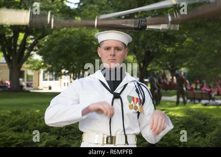 4 WASHINGTON (26. Mai 2017) Die Aviation Machinist Mate 3. Klasse Ryan Täglich, ein Mitglied der US-Marine zeremoniellen Guard drill Team, führt für die Mitglieder der Tragödie das Programm zur Unterstützung von Überlebenden (TAPS) bei einem Besuch im Pentagon. Überlebenden Eltern, Ehepartner, Kinder, Geschwister und andere Trauer über den Tod eines service Mitglied werden Sammeln für die 23. jährlichen TAPS nationalen militärischen Survivor Seminar- und Gutes Leid Camp. Stockfoto