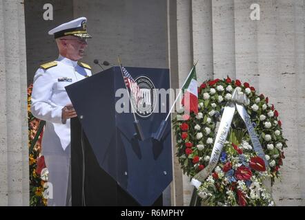 NETTUNO, Italien (28. Mai 2017) der hinteren Adm. Daryl Caudle, Stellvertretender Kommandant, USA 6 Flotte, liefert Erläuterungen während des Memorial Day Zeremonie am Sicily-Rome amerikanischen Friedhof. Während der Zeremonie, Veteranen, Service für Mitglieder, Studenten und Familien versammelt, um Ehre und Anerkennung für diejenigen, die ihr Leben bei der Befreiung Italiens im Jahr 1943 gab. Us Naval Forces Europa-afrika, in Neapel, Italien, beaufsichtigt und Naval operations, oft im Konzert mit Alliierten, Gelenk- und interagency Partnern, dauerhafte Beziehungen und Wachsamkeit und resilie kann. Stockfoto