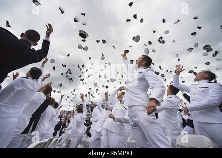 ANNAPOLIS, Md (26. Mai 2017) U.S. Naval Academy midshipmen aus der Klasse der 2017 ihre Abdeckungen in der Luft während der Graduierung und Inbetriebnahme Zeremonie an Navy-Marine Corps Memorial Stadium werfen. Klasse in diesem Jahr graduiert 1.053 Männer und Frauen, einschließlich 768 Marine Fähnriche, 259 Marine Corps zweite Leutnants und 17 ausländische Offiziere. Stockfoto
