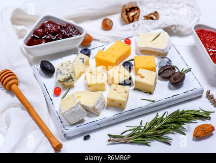 Kleine Stücke von Brie Käse, Roquefort, Camembert, Cheddar und Käse mit Walnüssen Stockfoto