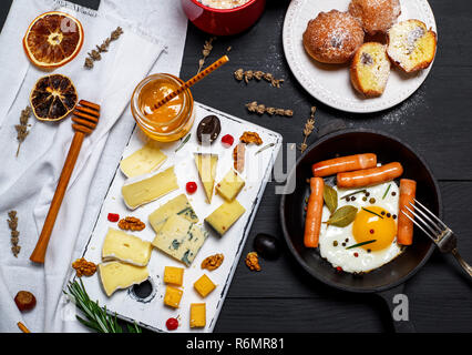 Käse und einen runden, gusseisernen Pfanne mit Spiegelei Stockfoto