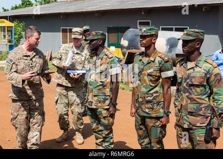 Us-Armee Oberstleutnant Eugene Ferris, Kommandant der 1. Battalion, 506Th Infantry Regiment, 1st Brigade Combat Team, Luftlandedivision stellt eine Auszeichnung nach Ghana Soldaten der Bundeswehr während der Vereinigten Accord 2017 Bundase Ausbildungslager, Bundase, Ghana, 29. Mai 2017. United Accord (ehemals westlichen Accord) 2017 ist eine jährliche, kombiniert, gemeinsame militärische Übung, regionale Beziehungen, erhöht die Kapazität fördert, Züge USA und Westliche afrikanischen Streitkräfte, und ermutigt Cross Training und Interoperabilität. Stockfoto