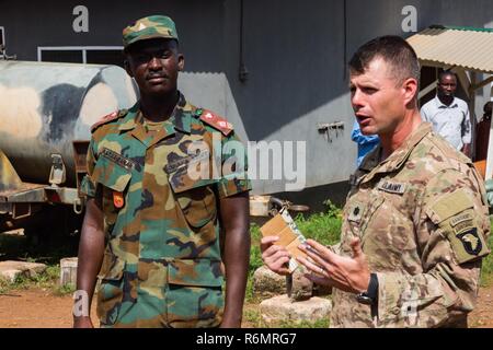 Us-Armee Oberstleutnant Eugene Ferris, Kommandant der 1. Battalion, 506Th Infantry Regiment, 1st Brigade Combat Team, Luftlandedivision dank der Ghana Streitkräfte für ihre Professionalität während United Accord 2017 Bundase Ausbildungslager, Bundase, Ghana, 29. Mai 2017. United Accord (ehemals westlichen Accord) 2017 ist eine jährliche, kombiniert, gemeinsame militärische Übung, regionale Beziehungen, erhöht die Kapazität fördert, Züge USA und Westliche afrikanischen Streitkräfte, und ermutigt Cross Training und Interoperabilität. Stockfoto