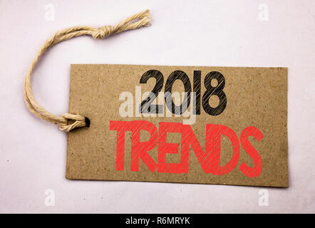 Hand schreiben Bildunterschrift Inspiration zeigen 2018 Trends. Business Konzept für Trenddaten Vorhersage auf Preis Papier auf dem weißen vintage Hintergrund geschrieben. Stockfoto