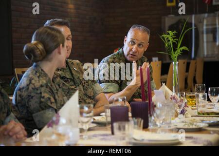 Us Marine Sgt. Maj. R.G. VanOostrom, Sergeant Major von Arbeitskräften und finden Angelegenheiten, rechts, spricht mit Cpl. Sarah Grenier, ein Funker mit Marine Drehkraft Europa 17.1, Links, während Chow im vaernes Garnison, Norwegen, 29. Mai 2017. VanOostrom und andere Würdenträger aus dem Pentagon hatte Mittagessen mit Marines über bereitgestellt Leben in Norwegen zu erfahren. Stockfoto