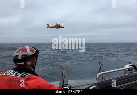 Küstenwache Forward Operating Base Point Mugu und der Coast Guard Station Morro Bay gerettet zwei Personen von einem segeln Schiff in Not ca. 31 Meilen weg von Morro Bay, Kalifornien, USA, 30. Mai 2017. Stockfoto