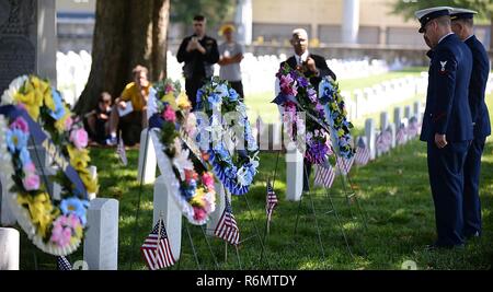 Us-Küstenwache ein Gruß machen nach der Platzierung feierlich Kränze während einer Volkstrauertag Kranzniederlegung Zeremonie an der Hampton National Friedhof in Hampton, Virginia, 29. Mai 2017. Das Memorial Day Einhaltung von Einhaltung Tag, eine Tradition, die die US-Mitglieder, die während des Bürgerkrieges zu ehren, der starb entstanden. Es wurde offiziell am 5. Mai 1868 von General John Logan, Grand Armee der Republik nationaler Kommandant in seiner allgemeinen Auftrag Nr. 11. Stockfoto